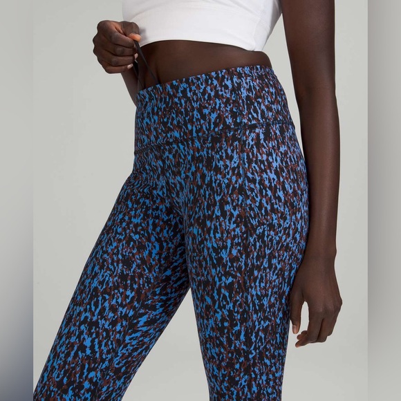 Lululemon Fast and Free 25 inch tight. Size 4. Blue and brown leopard print. - Picture 4 of 7